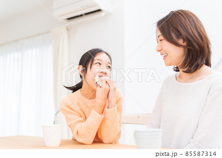 おにぎりを食べる女の子 親子 おにぎりを食べる女の子 親子 85587314