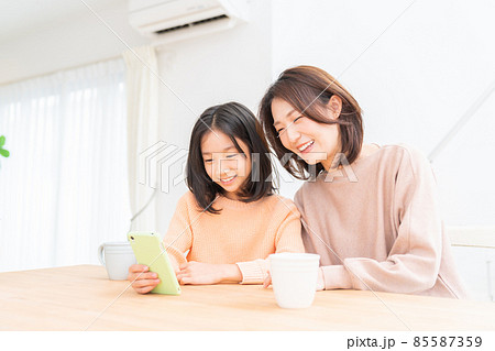 親子とスマホ 85587359