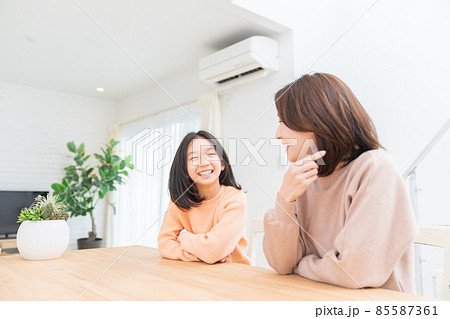 笑顔の親子 85587361
