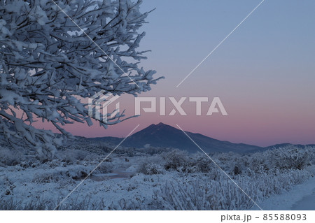 雪景色の中、朝焼けに染まった筑波山 85588093