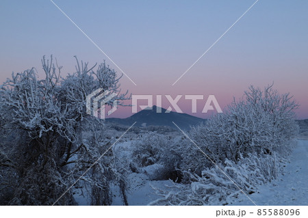 雪景色の中、朝焼けに染まった筑波山 85588096