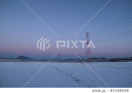 雪景色の中、朝焼けに染まった筑波山 85588099