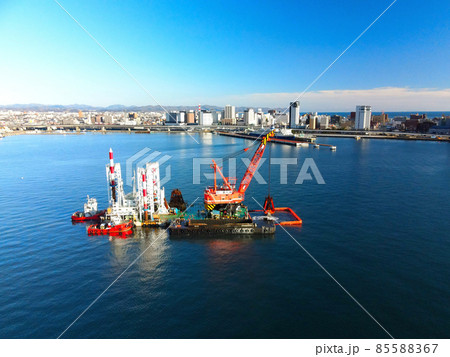 冬の北海道函館市函館港でしゅんせつ工事の風景を空撮 85588367