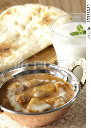 鶏肉や落花生など沢山の具材が入っている熱々マッサマンカレーとナンとラッシ― 鶏肉や落花生など沢山の具材が入っている熱々マッサマンカレーとナンとラッシ― 85588380
