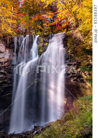 【北海道】 札幌　紅葉のアシリベツの滝　10月 85588397