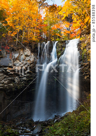 【北海道】 札幌　紅葉のアシリベツの滝　10月 85588398