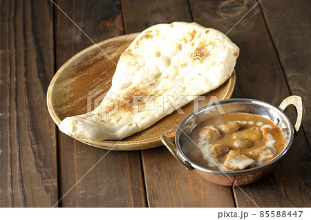 鶏肉や落花生など沢山の具材が入っている熱々マッサマンカレーとナン 85588447