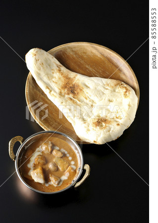 鶏肉や落花生など沢山の具材が入っている熱々マッサマンカレーとナンを黒背景で俯瞰撮影 鶏肉や落花生など沢山の具材が入っている熱々マッサマンカレーとナンを黒背景で俯瞰撮影 85588553