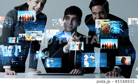 ホログラム画面を見る人々 85588935