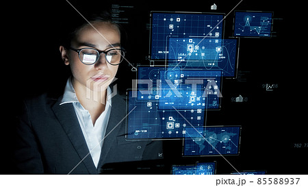 ホログラム画面を見る女性 85588937