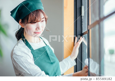 ハウスクリーニングする女性(窓拭き) ハウスクリーニングする女性(窓拭き) 85589182