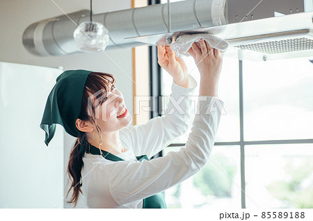 ハウスクリーニングする女性（換気扇） 85589188