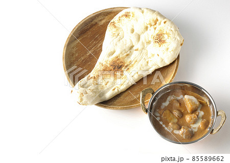 鶏肉や落花生など沢山の具材が入っている熱々マッサマンカレーとナンを白背景で俯瞰撮影 鶏肉や落花生など沢山の具材が入っている熱々マッサマンカレーとナンを白背景で俯瞰撮影 85589662