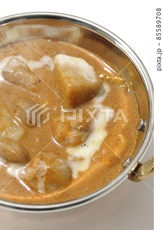 鶏肉や落花生など沢山の具材が入っている熱々マッサマンカレー 鶏肉や落花生など沢山の具材が入っている熱々マッサマンカレー 85589708