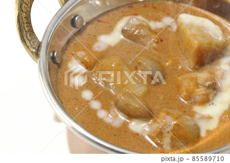 鶏肉や落花生など沢山の具材が入っている熱々マッサマンカレー 85589710