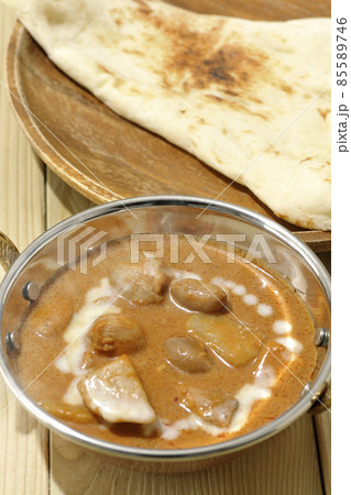 鶏肉や落花生など沢山の具材が入っている熱々マッサマンカレーとナン 85589746