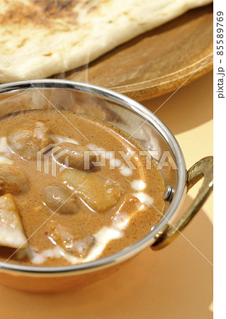 鶏肉や落花生など沢山の具材が入っている熱々マッサマンカレーとナン 鶏肉や落花生など沢山の具材が入っている熱々マッサマンカレーとナン 85589769