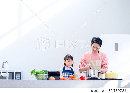 パパと女の子で一緒に料理 光の入るキッチン パパと女の子で一緒に料理 光の入るキッチン 85589781