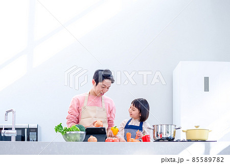 パパと女の子で一緒に料理　光の入るキッチン 85589782