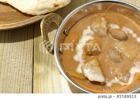 鶏肉や落花生など沢山の具材が入っている熱々マッサマンカレーとナンを俯瞰で撮影 鶏肉や落花生など沢山の具材が入っている熱々マッサマンカレーとナンを俯瞰で撮影 85589913