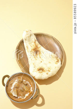 鶏肉や落花生など沢山の具材が入っている熱々マッサマンカレーとナンを俯瞰で撮影 鶏肉や落花生など沢山の具材が入っている熱々マッサマンカレーとナンを俯瞰で撮影 85589923