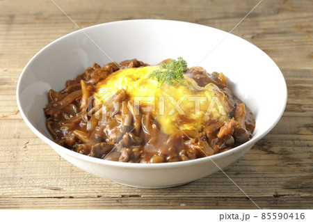 たっぷりのハヤシソースがかかった熱々オムライス たっぷりのハヤシソースがかかった熱々オムライス 85590416