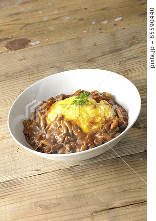 たっぷりのハヤシソースがかかった熱々オムライス たっぷりのハヤシソースがかかった熱々オムライス 85590440