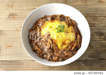 たっぷりのハヤシソースがかかった熱々オムライスを俯瞰で撮影 85590492