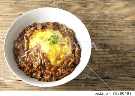 たっぷりのハヤシソースがかかった熱々オムライスを俯瞰で撮影 85590493