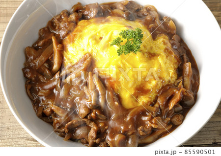 たっぷりのハヤシソースがかかった熱々オムライスを俯瞰で撮影 85590501