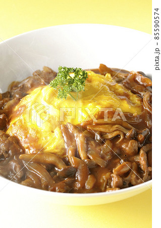 たっぷりのハヤシソースがかかった熱々オムライス たっぷりのハヤシソースがかかった熱々オムライス 85590574