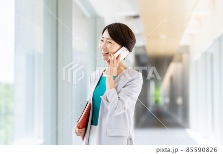 電話するキャリアウーマン 85590826