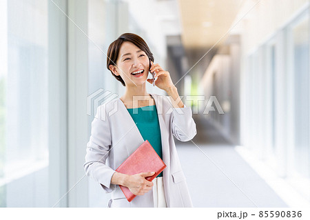 電話するキャリアウーマン 85590836