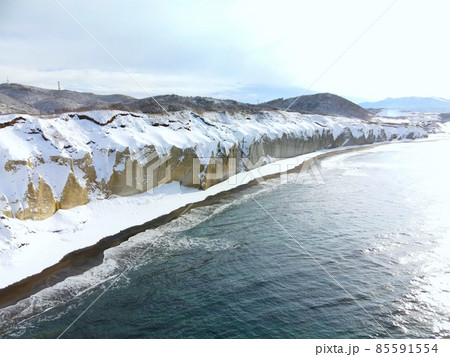 冬の北海道乙部町で滝瀬海岸屏風岩の雪景色を空撮 冬の北海道乙部町で滝瀬海岸屏風岩の雪景色を空撮 85591554