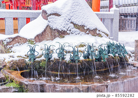 (神奈川県)箱根神社 雪中の龍神水 (神奈川県)箱根神社 雪中の龍神水 85592282