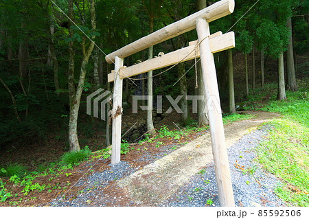 布滝の近くにある白髪滝の白木の鳥居 岡山県津山市 布滝の近くにある白髪滝の白木の鳥居 岡山県津山市 85592506
