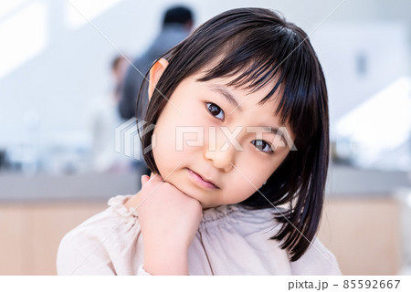 悩んだ表情の小学生 悩んだ表情の小学生 85592667