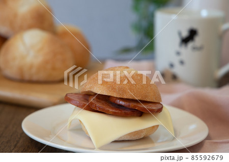 ハムとチーズを挟んだパン 85592679