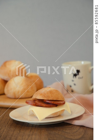 ハムとチーズを挟んだパン 85592681