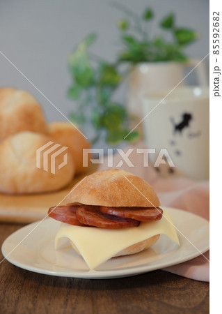 ハムとチーズを挟んだパン 85592682