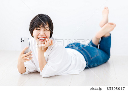 リビングで寝転る若い女性 85593017