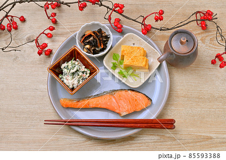 ワンプレートの和食のおかず盛り付け例。シャケ、卵焼き、ひじき、白和え。 ワンプレートの和食のおかず盛り付け例。シャケ、卵焼き、ひじき、白和え。 85593388