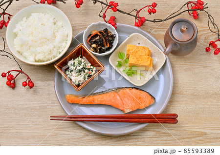 ワンプレートの和食のおかず盛り付け例。シャケ、卵焼き、ひじき、白和え。 85593389