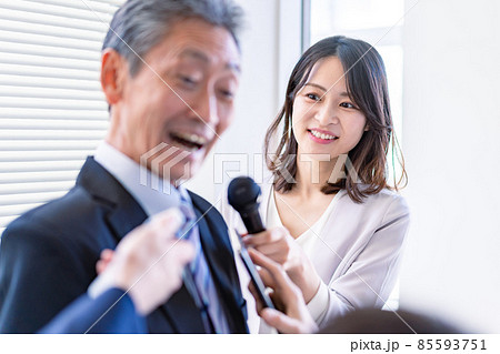 インタビュー取材をする女性アナウンサー 85593751