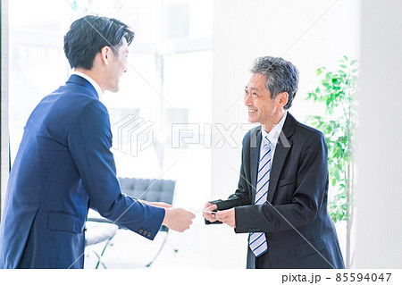 名刺交換をするビジネスマン 85594047