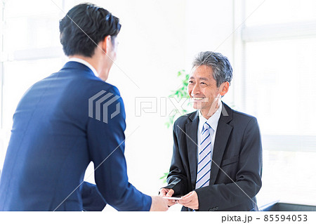 名刺交換をするビジネスマン 85594053