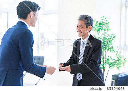 名刺交換をするビジネスマン 85594063