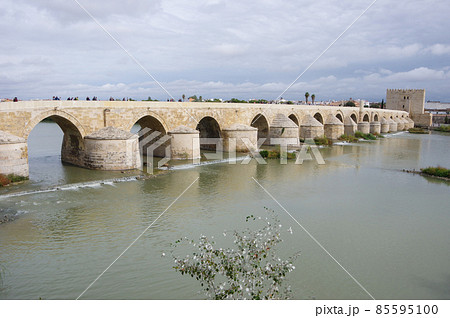 コルドバのグアダルキビル川にかかるローマ橋 コルドバのグアダルキビル川にかかるローマ橋 85595100