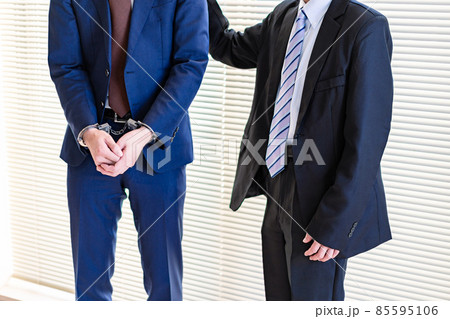 逮捕されたビジネスマンと上司 逮捕されたビジネスマンと上司 85595106