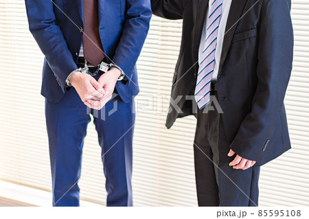 逮捕されたビジネスマンと上司 逮捕されたビジネスマンと上司 85595108